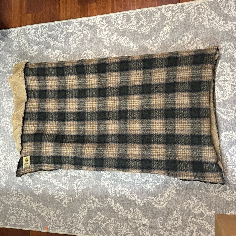 Woolrich Plaid Throw Blanket Tan & Black Reversible Sherpa Backing - Picture 3 of 5